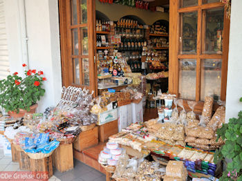 Grieks winkel in Rhodos stad - Foto van https://www.grieksegids.nl/fotos/grieksegidsinfo-fotos/albums/userpics/10001/normal_rhodos-stad-01.jpg