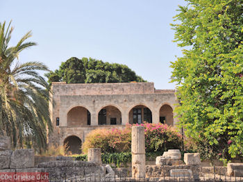 Ruines zijn er overal in Rhodos stad - Foto van https://www.grieksegids.nl/fotos/grieksegidsinfo-fotos/albums/userpics/10001/normal_rhodos-stad-05.jpg