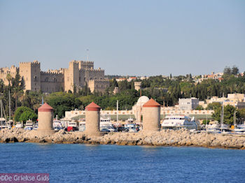 De drie molens en het paleis der Grootmeesters (Rhodos stad) - Foto van https://www.grieksegids.nl/fotos/grieksegidsinfo-fotos/albums/userpics/10001/normal_rhodos-stad-06.jpg