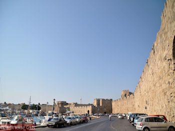 De middeleeuse muren aan de haven van Rhodos - Foto van https://www.grieksegids.nl/fotos/grieksegidsinfo-fotos/albums/userpics/10001/normal_rhodos-stad-09.jpg