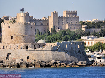 De Ag-Nikolaos vuurtoren van Rhodos stad - Foto van https://www.grieksegids.nl/fotos/grieksegidsinfo-fotos/albums/userpics/10001/normal_rhodos-stad-10.jpg