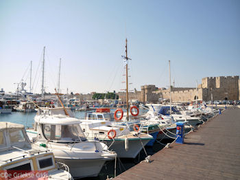 Haven Rhodos stad - Foto van https://www.grieksegids.nl/fotos/grieksegidsinfo-fotos/albums/userpics/10001/normal_rhodos-stad-11.jpg