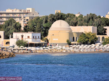 Strand Rhodos stad - Foto van https://www.grieksegids.nl/fotos/grieksegidsinfo-fotos/albums/userpics/10001/normal_rhodos-stad-12.jpg