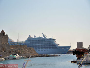Cruiseschip in Rhodos haven - Foto van https://www.grieksegids.nl/fotos/grieksegidsinfo-fotos/albums/userpics/10001/normal_rhodos-stad-13.jpg
