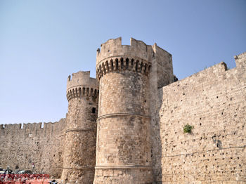 De zuidelijke ingang van het kasteel - Rhodos stad - Foto van https://www.grieksegids.nl/fotos/grieksegidsinfo-fotos/albums/userpics/10001/normal_rhodos-stad-16.jpg