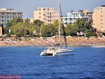Zeilboot vlak aan het strand van Rhodos stad - Foto van https://www.grieksegids.nl/fotos/grieksegidsinfo-fotos/albums/userpics/10001/normal_rhodos-stad-17.jpg