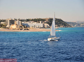 Zeilboot ten noorden van Rhodos stad - Foto van https://www.grieksegids.nl/fotos/grieksegidsinfo-fotos/albums/userpics/10001/normal_rhodos-stad-19.jpg