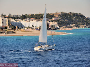 Zeilboot aan de noodelijke kaap bij Rhodos stad - Foto van https://www.grieksegids.nl/fotos/grieksegidsinfo-fotos/albums/userpics/10001/normal_rhodos-stad-20.jpg