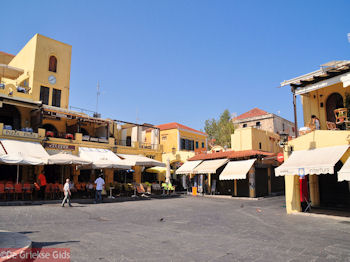 Restaurants aan het Ippokratous plein - Oude stad Rhodos - Foto van https://www.grieksegids.nl/fotos/grieksegidsinfo-fotos/albums/userpics/10001/normal_rhodos-stad-21.jpg