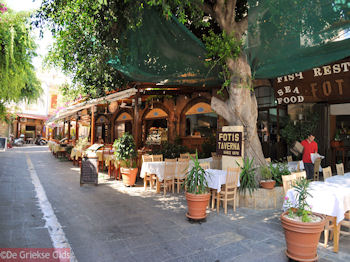 Gezellige terrasjes in de oude Oude stad van Rhodos - Foto van https://www.grieksegids.nl/fotos/grieksegidsinfo-fotos/albums/userpics/10001/normal_rhodos-stad-30.jpg