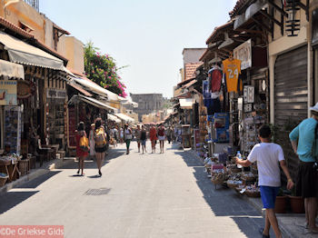Winkeltjes in de oude binnenstad - Rhodos stad - Foto van https://www.grieksegids.nl/fotos/grieksegidsinfo-fotos/albums/userpics/10001/normal_rhodos-stad-31.jpg