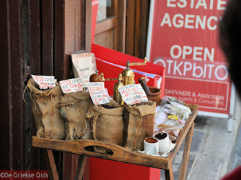 Griekse koffiewinkel - Rhodos stad - Foto van https://www.grieksegids.nl/fotos/grieksegidsinfo-fotos/albums/userpics/10001/normal_rhodos-stad-32.jpg