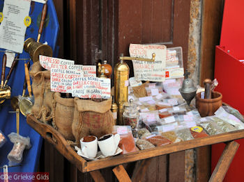 Griekse koffiebonen te koop - Rhodos stad - Foto van https://www.grieksegids.nl/fotos/grieksegidsinfo-fotos/albums/userpics/10001/normal_rhodos-stad-33.jpg