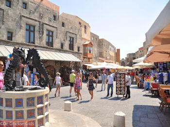 Platia Evreon Martiron - Rhodos stad - Foto van https://www.grieksegids.nl/fotos/grieksegidsinfo-fotos/albums/userpics/10001/normal_rhodos-stad-36.jpg