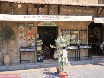 Traditionele producten te koop - Rhodos stad - Foto van https://www.grieksegids.nl/fotos/grieksegidsinfo-fotos/albums/userpics/10001/normal_rhodos-stad-42.jpg