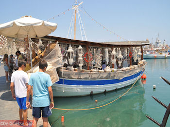 Souvenierwinkel op boot in Mandraki-haven - Rhodos stad - Foto van https://www.grieksegids.nl/fotos/grieksegidsinfo-fotos/albums/userpics/10001/normal_rhodos-stad-45.jpg