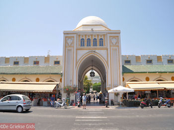 Centrale ingang nieuwe markt - Rhodos stad - Foto van https://www.grieksegids.nl/fotos/grieksegidsinfo-fotos/albums/userpics/10001/normal_rhodos-stad-49.jpg