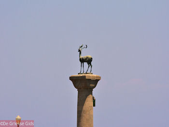 De hert - Ingang Mandraki haven - Rhodos stad - Foto van https://www.grieksegids.nl/fotos/grieksegidsinfo-fotos/albums/userpics/10001/normal_rhodos-stad-50.jpg