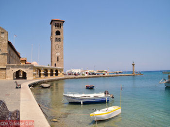 Bootjes aan de Evaggelismos kerk - Rhodos stad - Foto van https://www.grieksegids.nl/fotos/grieksegidsinfo-fotos/albums/userpics/10001/normal_rhodos-stad-51.jpg