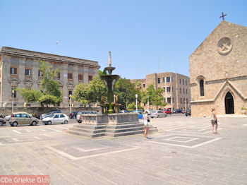 De Evaggelismos kerk - Rhodos stad - Foto van https://www.grieksegids.nl/fotos/grieksegidsinfo-fotos/albums/userpics/10001/normal_rhodos-stad-52.jpg