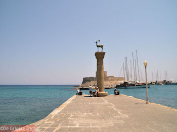 Ingang Mandraki haven - Rhodos stad - Foto van https://www.grieksegids.nl/fotos/grieksegidsinfo-fotos/albums/userpics/10001/normal_rhodos-stad-54.jpg