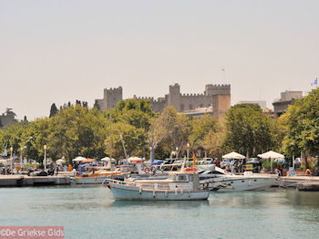 Bootjes in de haven van Mandraki - Rhodos stad - Foto van https://www.grieksegids.nl/fotos/grieksegidsinfo-fotos/albums/userpics/10001/normal_rhodos-stad-56.jpg