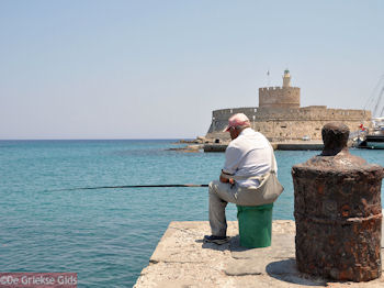De eenzame visser - Rhodos stad - Foto van https://www.grieksegids.nl/fotos/grieksegidsinfo-fotos/albums/userpics/10001/normal_rhodos-stad-57.jpg