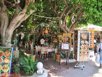 Restaurant in nieuwe markt van Rhodos stad - Foto van https://www.grieksegids.nl/fotos/grieksegidsinfo-fotos/albums/userpics/10001/normal_rhodos-stad-63.jpg