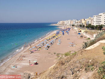 Strand aan het westen van Rhodos stad - Foto van https://www.grieksegids.nl/fotos/grieksegidsinfo-fotos/albums/userpics/10001/normal_rhodos-stad-65.jpg