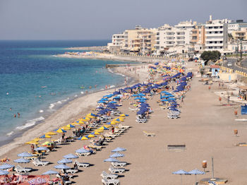 Strand aan de westkant - Rhodos stad - Foto van https://www.grieksegids.nl/fotos/grieksegidsinfo-fotos/albums/userpics/10001/normal_rhodos-stad-66.jpg