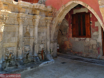Rimondi bron Rethymnon - Foto van https://www.grieksegids.nl/fotos/grieksegidsinfo-fotos/albums/userpics/10001/normal_rimondi-bron-rethymnon2.jpg