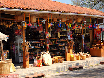 Souvenierwinkel in Prokopi - Foto van https://www.grieksegids.nl/fotos/grieksegidsinfo-fotos/albums/userpics/10001/normal_souvenierwinkel-prokopi-noord-evia.jpg