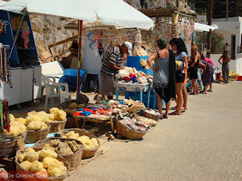 Souveniers en sponzen verkopen aan haven Pserimos - Foto van https://www.grieksegids.nl/fotos/grieksegidsinfo-fotos/albums/userpics/10001/normal_sponzen-verkoop-pserimos.jpg