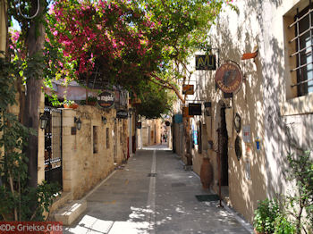 Leuke smalle straatjes van Rethymnon - Foto van https://www.grieksegids.nl/fotos/grieksegidsinfo-fotos/albums/userpics/10001/normal_steegje-in-rethymnon-stad.jpg
