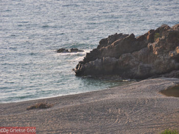 Rustig strand bij Panormos - Foto van https://www.grieksegids.nl/fotos/grieksegidsinfo-fotos/albums/userpics/10001/normal_strand-bij-panormos-kreta.jpg