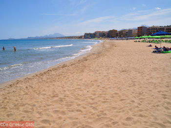 Strand van Rethymnon stad - Foto van https://www.grieksegids.nl/fotos/grieksegidsinfo-fotos/albums/userpics/10001/normal_strand-rethymnon-stad.jpg