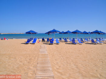 Superstrand Rethymnon - Foto van https://www.grieksegids.nl/fotos/grieksegidsinfo-fotos/albums/userpics/10001/normal_strand-rethymnon-stad4.jpg