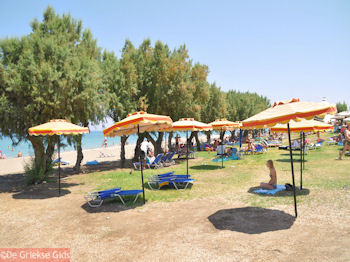 Parasols aan strand Doreta Beach - Eiland Rhodos - Foto van https://www.grieksegids.nl/fotos/grieksegidsinfo-fotos/albums/userpics/10001/normal_theologos-rhodos-02.jpg