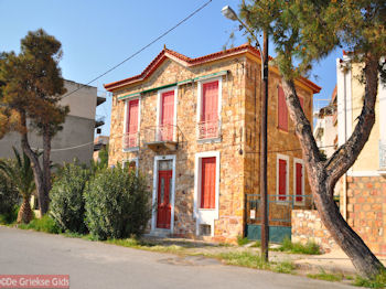 Traditioneel huis in Aedipsos (Edipsos) - Foto van https://www.grieksegids.nl/fotos/grieksegidsinfo-fotos/albums/userpics/10001/normal_traditioneel-gebouw-aedispos-evia.jpg