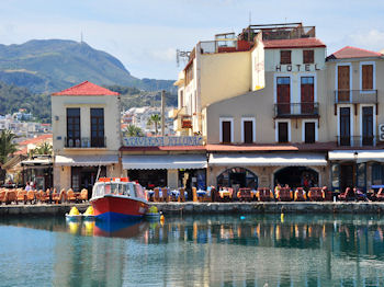 Het Venetiaanse haventje van Rethymnon - Foto van https://www.grieksegids.nl/fotos/grieksegidsinfo-fotos/albums/userpics/10001/normal_venetiaanse-haven-rethymnon-2.jpg