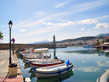 Bootjes aan de Venetiaanse haven van Rethymnon - Foto van https://www.grieksegids.nl/fotos/grieksegidsinfo-fotos/albums/userpics/10001/normal_venetiaanse-haven-rethymnon-3.jpg