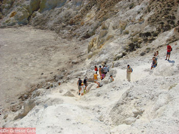 De afdaling in de vulkaan van Nisyros - Foto van https://www.grieksegids.nl/fotos/grieksegidsinfo-fotos/albums/userpics/10001/normal_wandeltocht-in-de-krater-van-nisyros.jpg