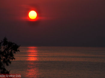 De ultieme zonsondergang - Foto van https://www.grieksegids.nl/fotos/grieksegidsinfo-fotos/albums/userpics/10001/normal_zonsondergang-skaleta-rethymnon.jpg