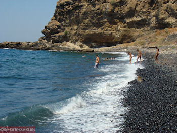 Het zwarte kiezelstrand van Mandraki (Nisyros) - Foto van https://www.grieksegids.nl/fotos/grieksegidsinfo-fotos/albums/userpics/10001/normal_zwart-kiezelstrand-mandraki-nisyros.jpg