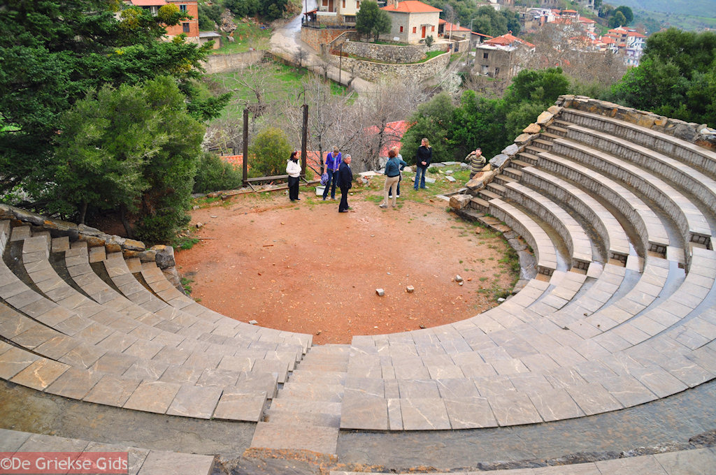 foto Het theater van het dorpje Seta | Evia Griekenland