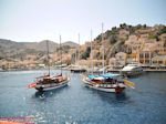 Zeilbootjes in de haven van Symi - Eiland Symi - Foto van De Griekse Gids