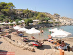 Het gezellige strand van Kalithea Rhodos - Foto van De Griekse Gids