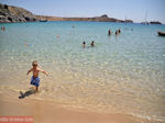 Lekker spelen in heerlijk helder water - Lindos (Rhodos) - Foto van De Griekse Gids