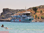 Boot in baai van Lindos - Foto van De Griekse Gids