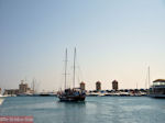 Zeilboort vaart in Mandraki haven Rhodos - Foto van De Griekse Gids